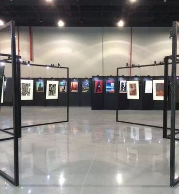 Soporte gráfico del formato grande de los equipos de la exhibición del estilo de la pantalla suministrado el sistema de cable para la suspensión de los tenedores de acrílico del cartel